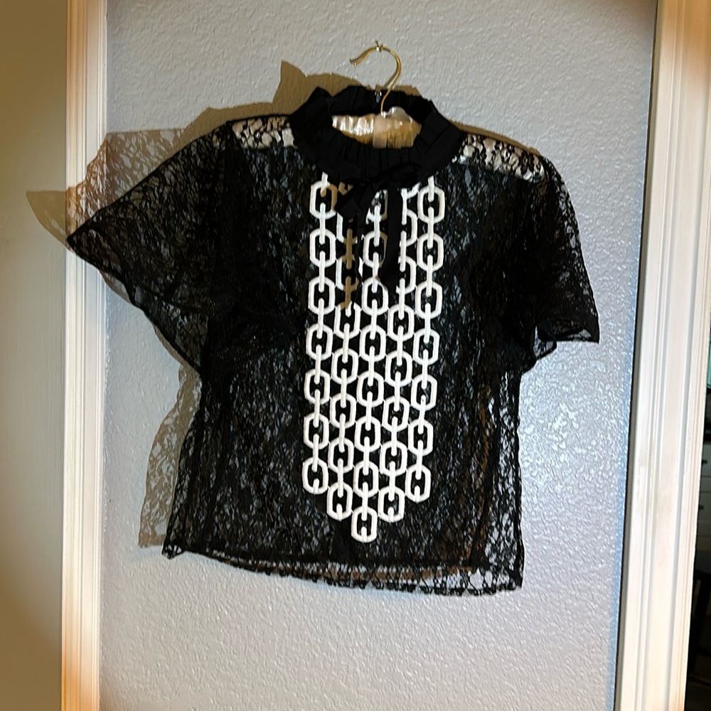 Beautiful lace blouse with batwing sleeves and a white bodice. Size S.